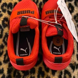 Kids puma tennis shoes, red.
